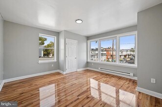 1018 S 55th St, Unit 2 in Philadelphia, PA - Foto de edificio - Building Photo