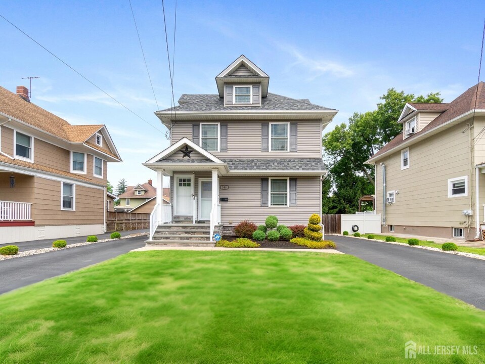 348 1st St in Dunellen, NJ - Building Photo