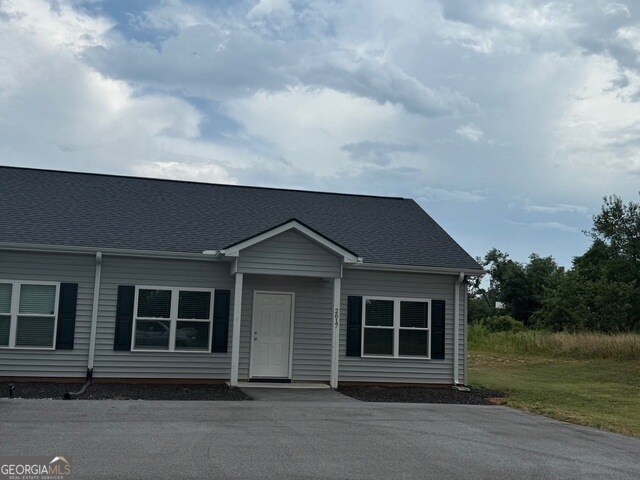 2453 Memorial Rd in Bowersville, GA - Foto de edificio