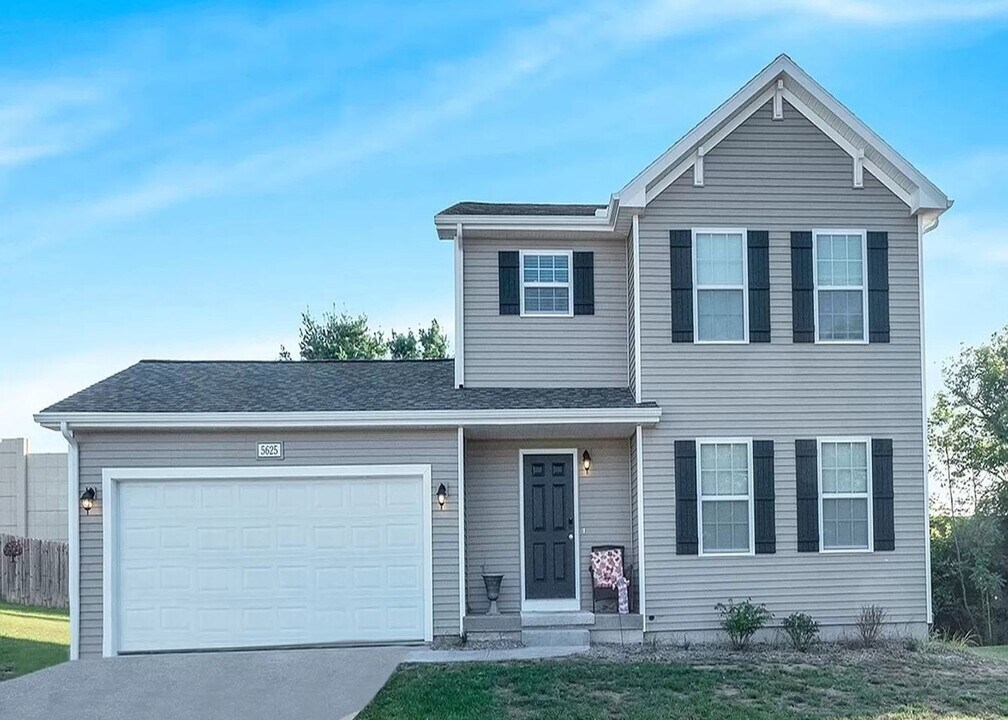10841 Carmen Oak Dr SE in Lowell, MI - Building Photo