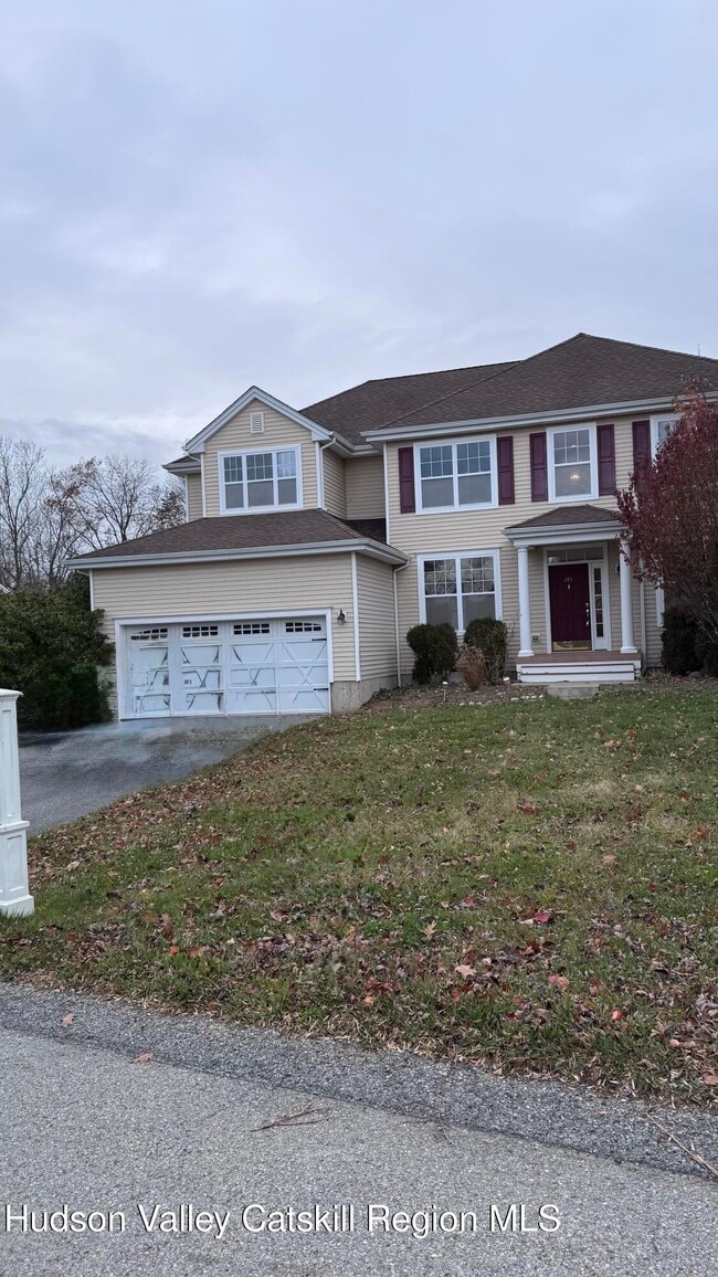 245 Buttonwood Way in Hopewell Junction, NY - Building Photo - Building Photo