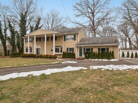 5 Linda Ct in Oyster Bay, NY - Building Photo