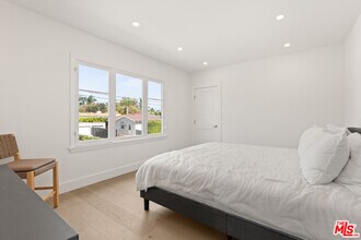 8210 Clinton St in Los Angeles, CA - Building Photo - Building Photo