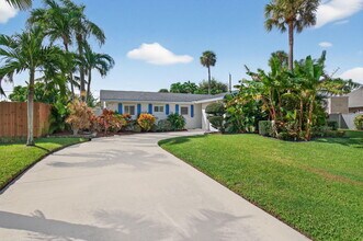 802 Mallard Dr in Delray Beach, FL - Building Photo - Building Photo