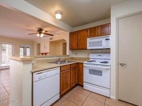 30 E Brown Rd in Mesa, AZ - Building Photo - Building Photo