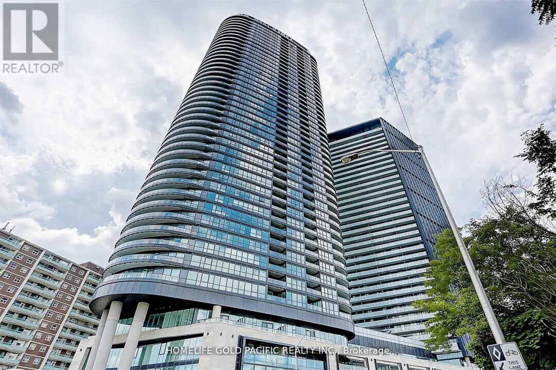 585-585 Bloor St E in Toronto, ON - Building Photo