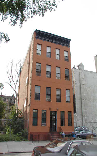 302 E 105th St in New York, NY - Building Photo