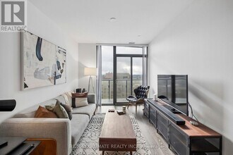 11 Wellesley St W in Toronto, ON - Building Photo - Building Photo