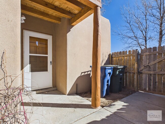 2104 Ridgeview Cir in Santa Fe, NM - Building Photo - Building Photo
