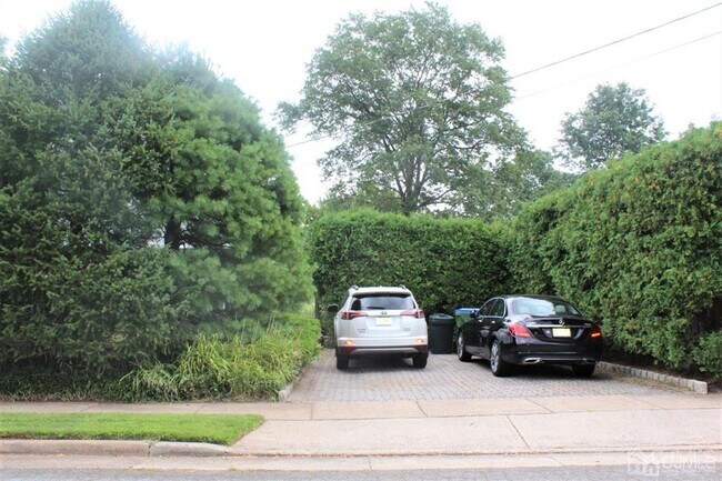 16 Monica Dr in Edison, NJ - Building Photo - Building Photo