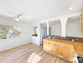 5543 Adobe Falls Rd in San Diego, CA - Foto de edificio - Building Photo