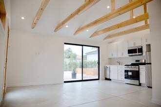 6521 W 87th St in Los Angeles, CA - Building Photo - Building Photo