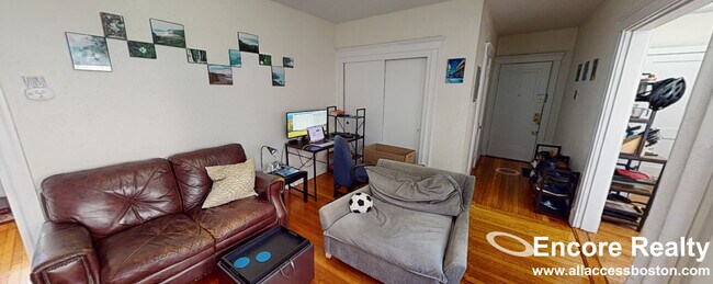 1163 Boylston St, Unit 10 in Boston, MA - Foto de edificio - Building Photo