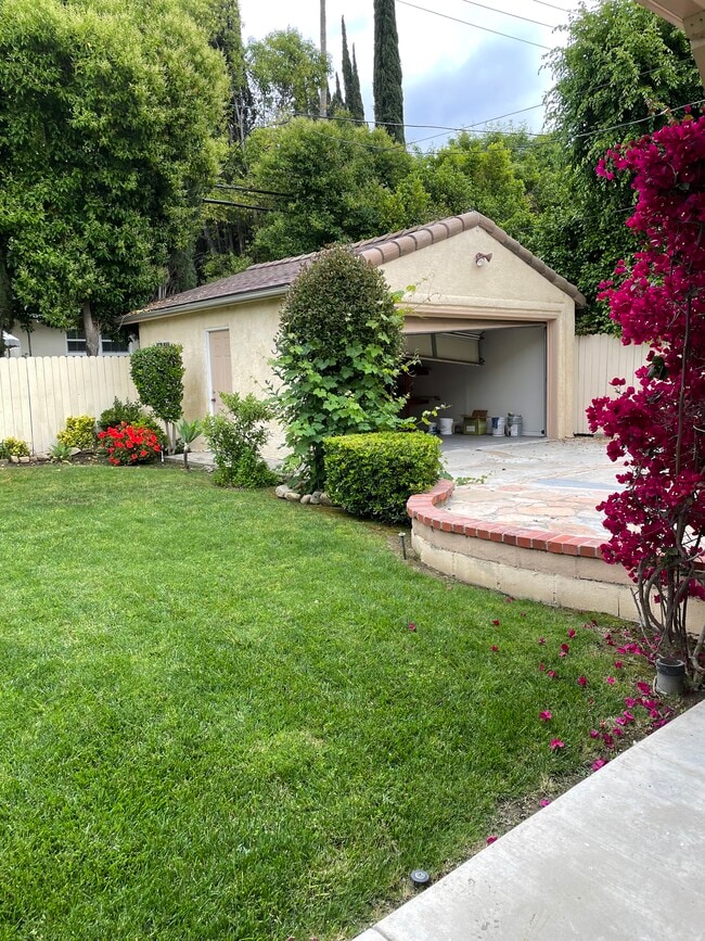 5358 Baza Ave in Woodland Hills, CA - Foto de edificio - Building Photo