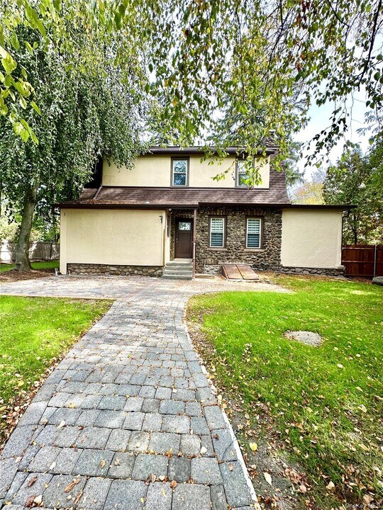 283 N Middletown Rd in Pearl River, NY - Building Photo
