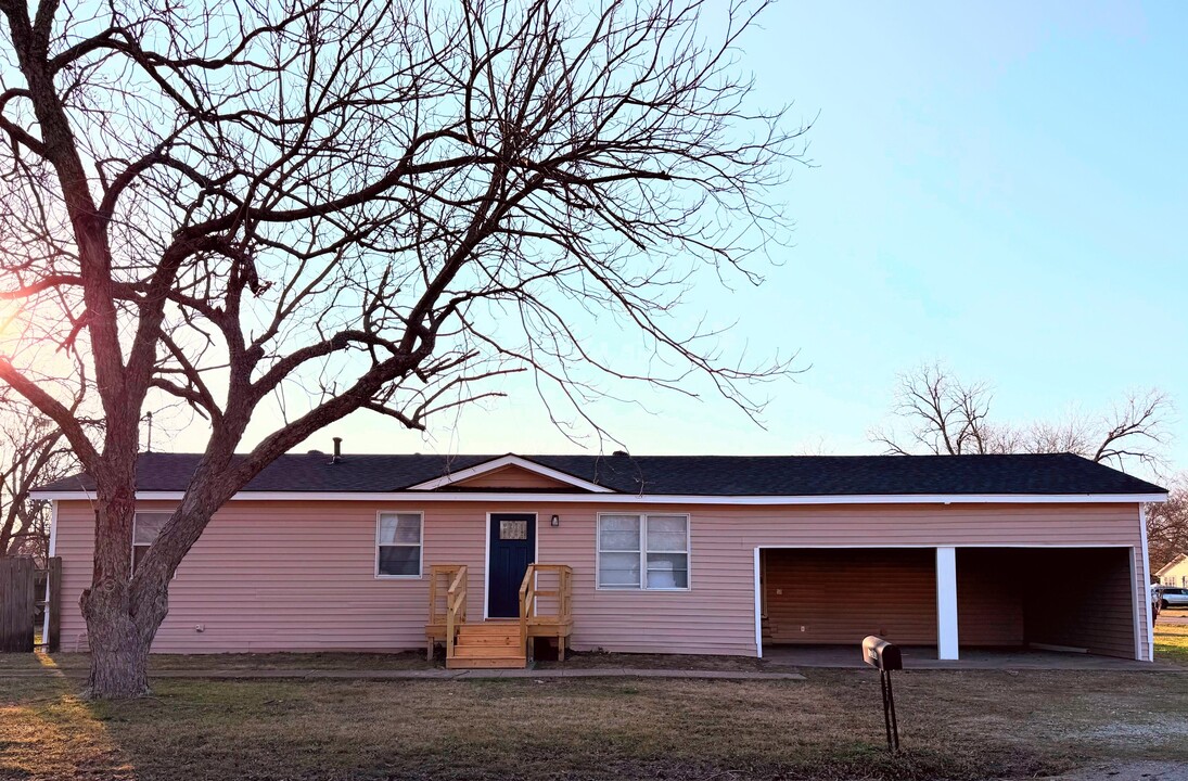 1203 Evans St in Bonham, TX - Building Photo