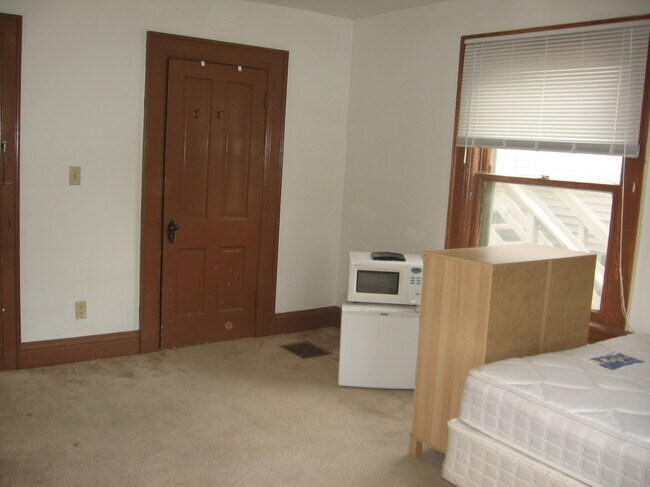 434 S Johnson St in Iowa City, IA - Building Photo - Building Photo