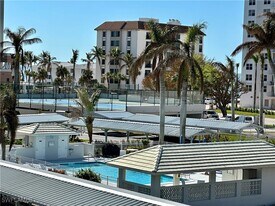 10686 Gulf Shore Dr in Naples, FL - Building Photo