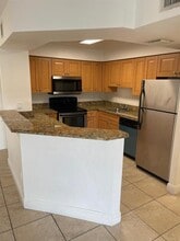 5231 Geneva Way, Unit 306 in Doral, FL - Building Photo - Building Photo
