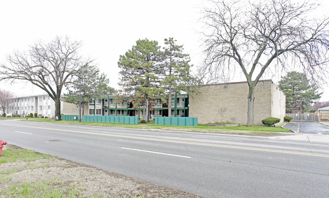 Pinecrest Apartments in Ferndale, MI - Building Photo - Building Photo