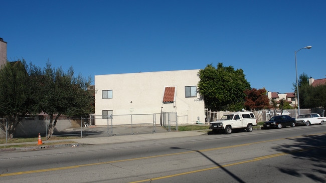 14405 Terra Bella St in Panorama City, CA - Foto de edificio - Building Photo