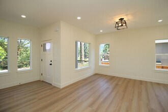 4658 SW Fairvale Ct in Portland, OR - Foto de edificio - Building Photo