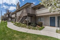 Building Photo - Willows at Tamarac Apartamentos in Denver, Colorado