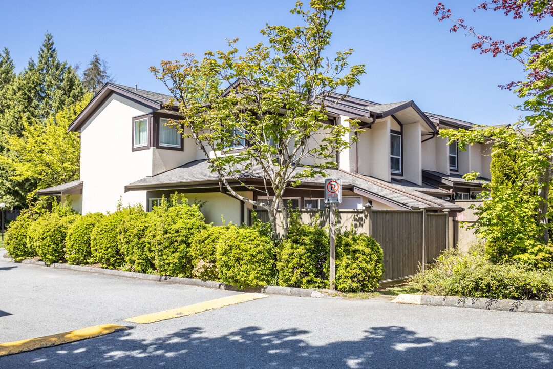 901 Bowron Crt in North Vancouver, BC - Building Photo