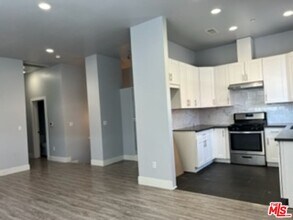 6833-6833 Hinds Ave in North Hollywood, CA - Building Photo - Building Photo