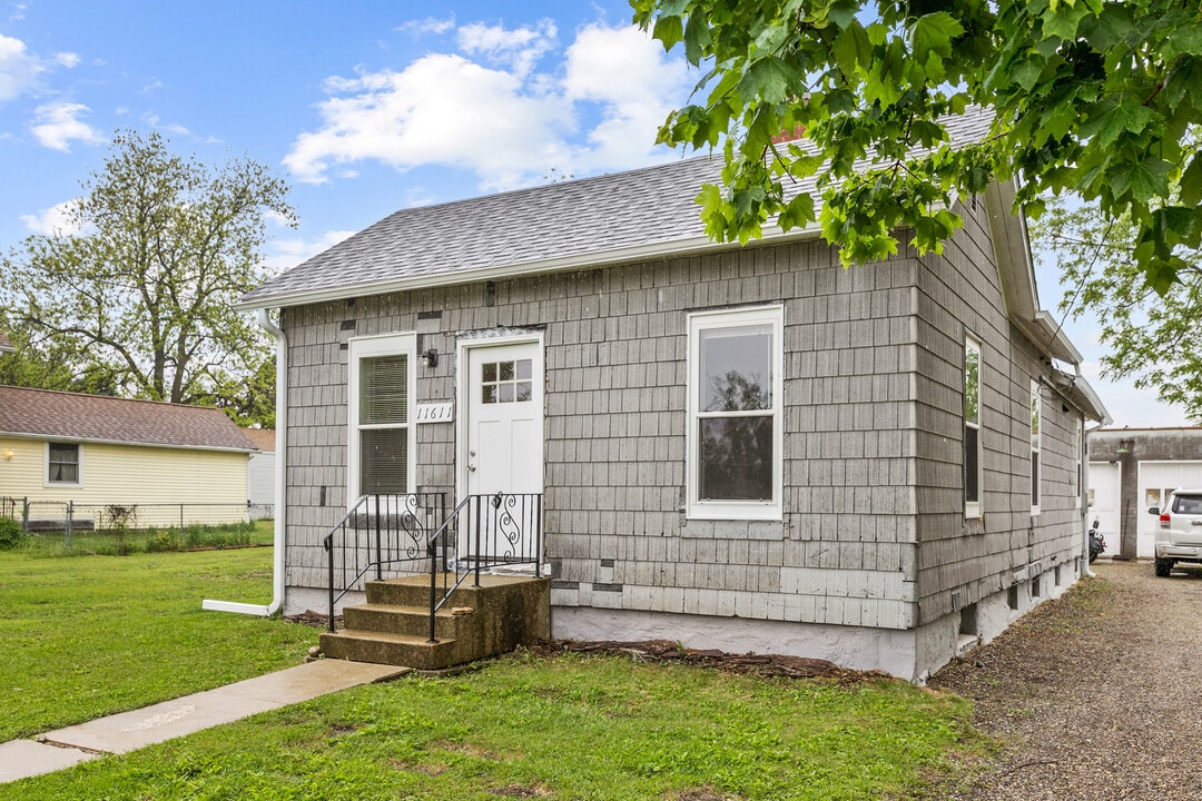 11611 Maple Ave in Hebron, IL - Building Photo