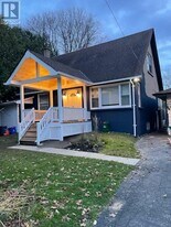 11 Morton Ave in East Gwillimbury, ON - Building Photo