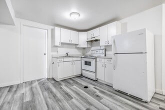 661 Mcmillan Av in Winnipeg, MB - Building Photo - Building Photo