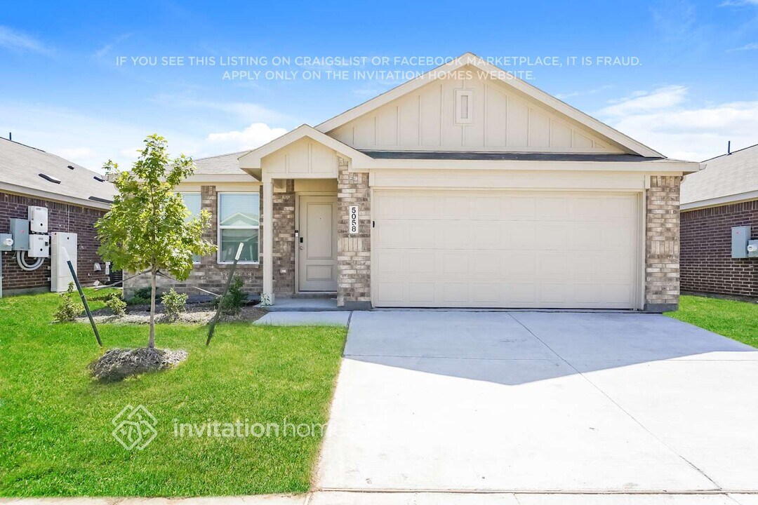 5058 Volunteer Dr in Ennis, TX - Building Photo