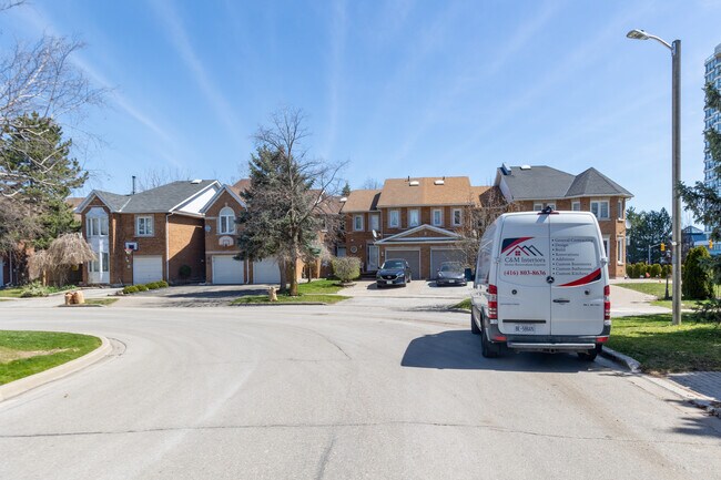 88 Brownstone Cir in Thornhill, ON - Building Photo - Building Photo