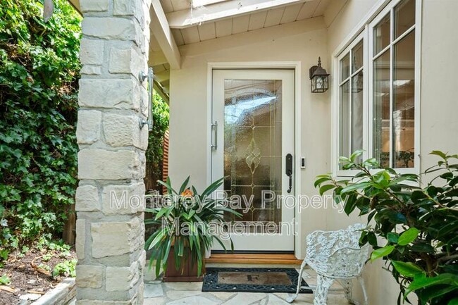 24809 Santa Fe St in Carmel By The Sea, CA - Foto de edificio - Building Photo