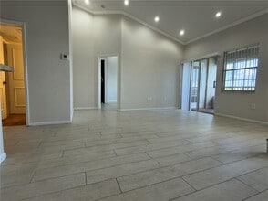 2831 N Oakland Forest Dr, Unit 304 in Oakland Park, FL - Building Photo - Building Photo