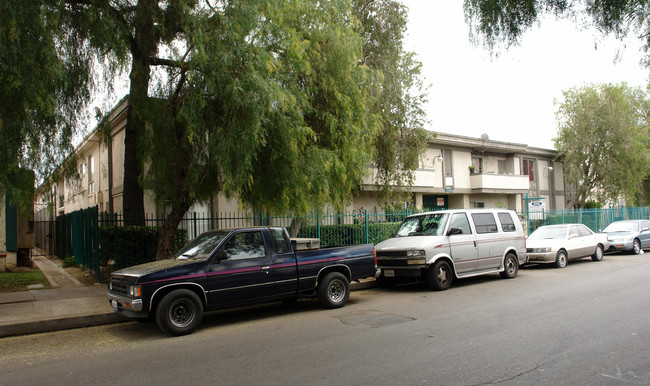 9022 Cedros Ave in Van Nuys, CA - Foto de edificio - Building Photo