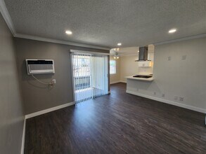 Palm Villa Apartments in Lynwood, CA - Foto de edificio - Building Photo