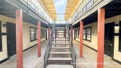 5005 Avenue W, Unit 12 in Lubbock, TX - Foto de edificio - Building Photo