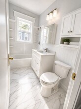 48 Irvington St, Unit 1 in New Bedford, MA - Foto de edificio - Building Photo