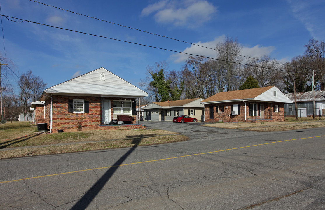 306 E Main St in Dallas, NC - Building Photo