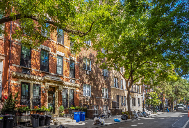 343 W 21st St in New York, NY - Foto de edificio - Building Photo