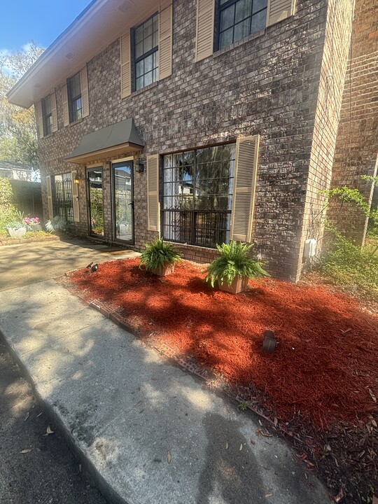 2220 E Victory Dr in Savannah, GA - Building Photo