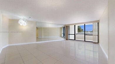 13953 Kendale Lakes Cir in Miami, FL - Foto de edificio - Building Photo