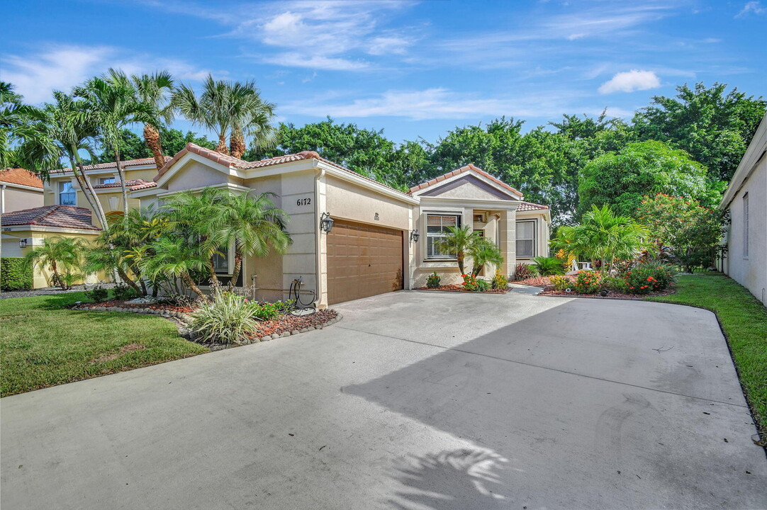 6172 Oak Bluff Way in Greenacres, FL - Foto de edificio