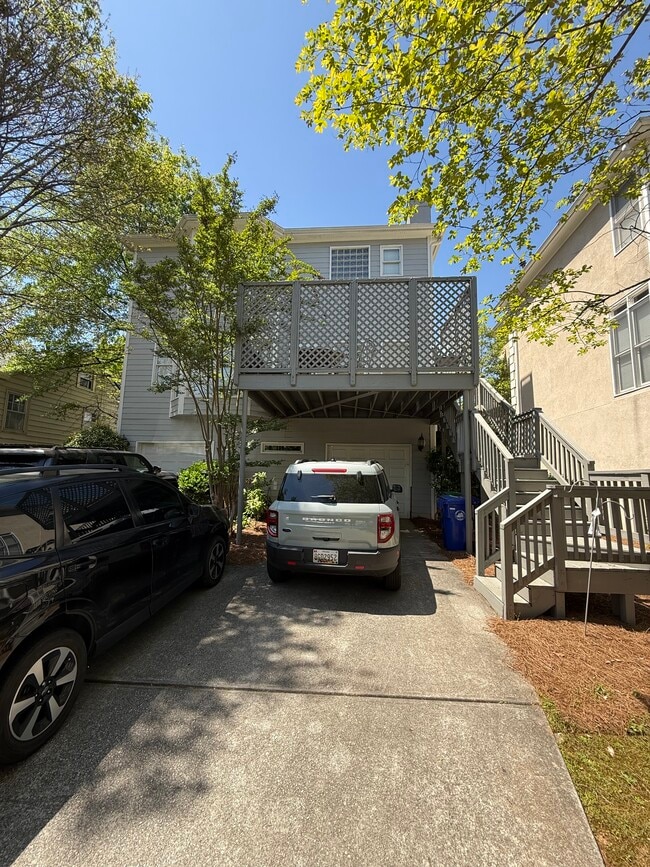 2470 Vivian Cir in Decatur, GA - Foto de edificio - Building Photo