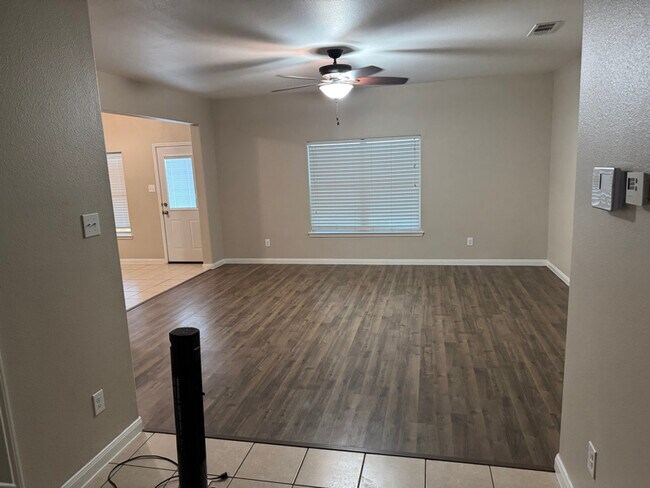 504 Riverbed Dr in Crowley, TX - Foto de edificio - Building Photo