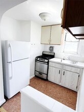35 Hicks St in Valley Stream, NY - Building Photo - Building Photo