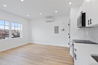 9 Lagrange Ave in Arlington, NY - Building Photo - Building Photo