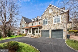 5823 Goldsboro Rd in Bethesda, MD - Foto de edificio - Building Photo